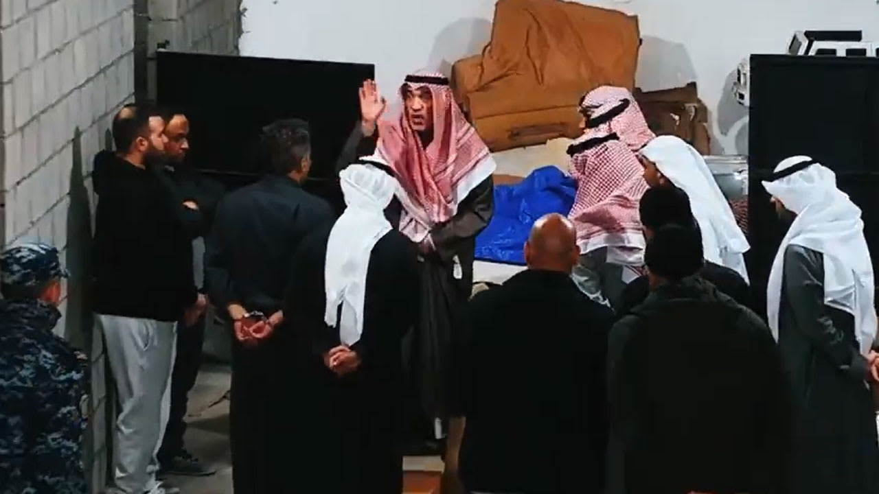الكويت.. فيديو وزير الداخلية في مداهمة موقع تخزين ألعاب نارية مخالف 