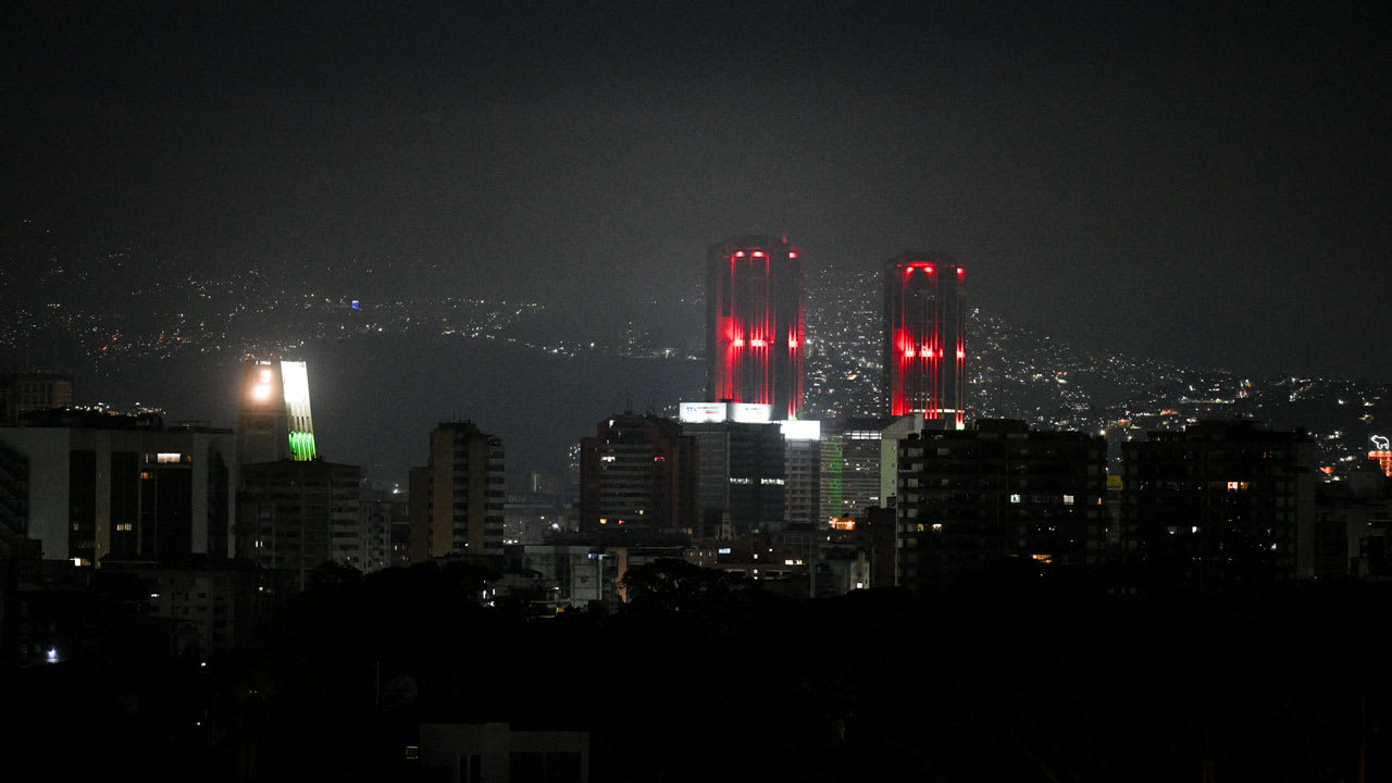 منظر ليلي لمدينة كاراكاس تم التقاطه بعد سلسلة من الانفجارات التي سُمع دويها في 3 يناير/كانون الثاني 2026.