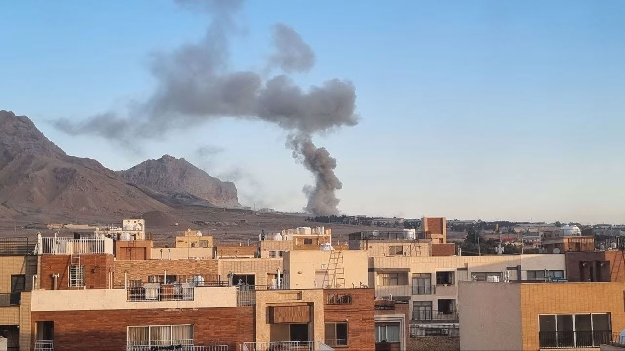 أين بإيران؟.. صورة تحققت CNN من موقعها الجغرافي تُظهر عمودًا من الدخان 