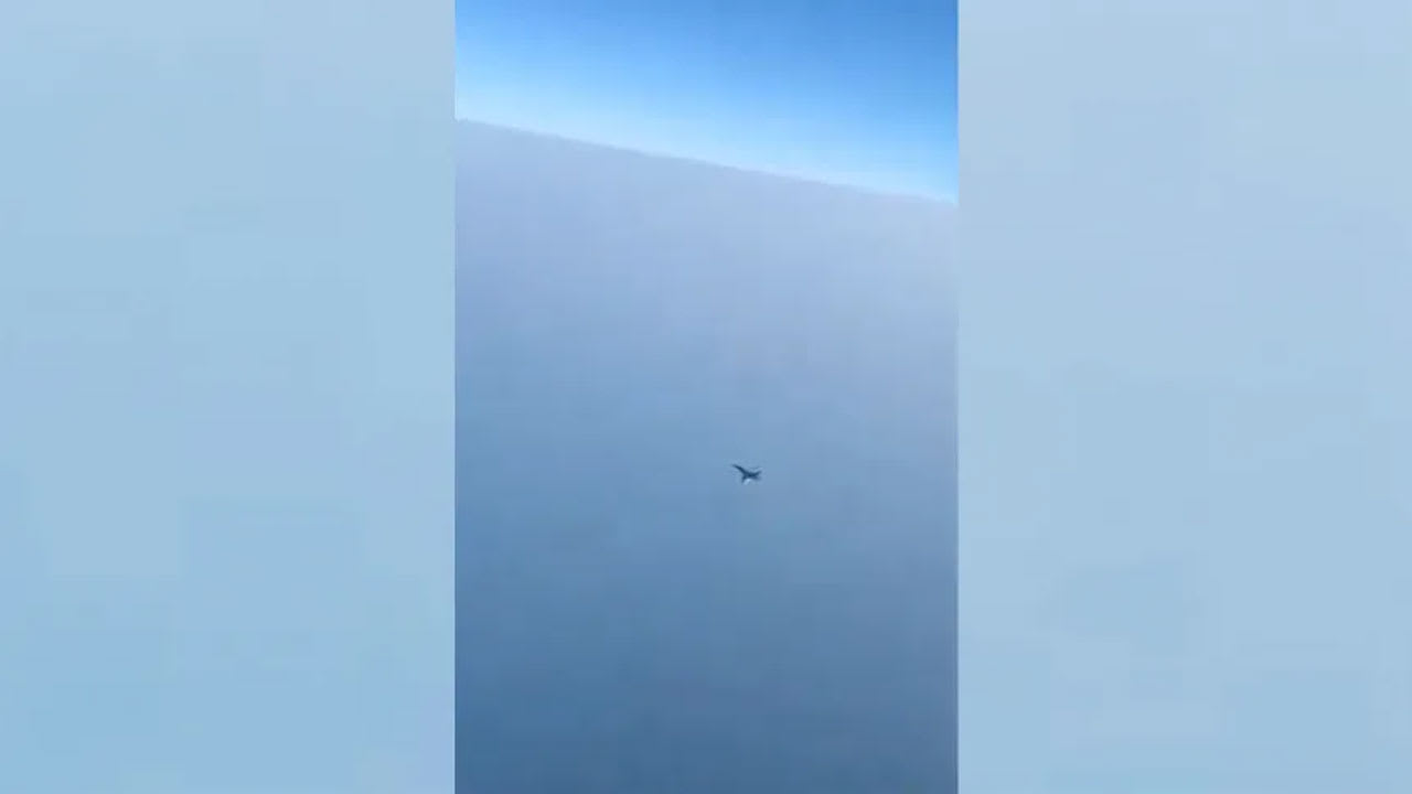  توتر في الجو فوق بحر العرب.. ماذا حدث عندما اكتشفت طائرة صغيرة أنها قرب حاملة طائرات أمريكية بمنطقة حرب؟