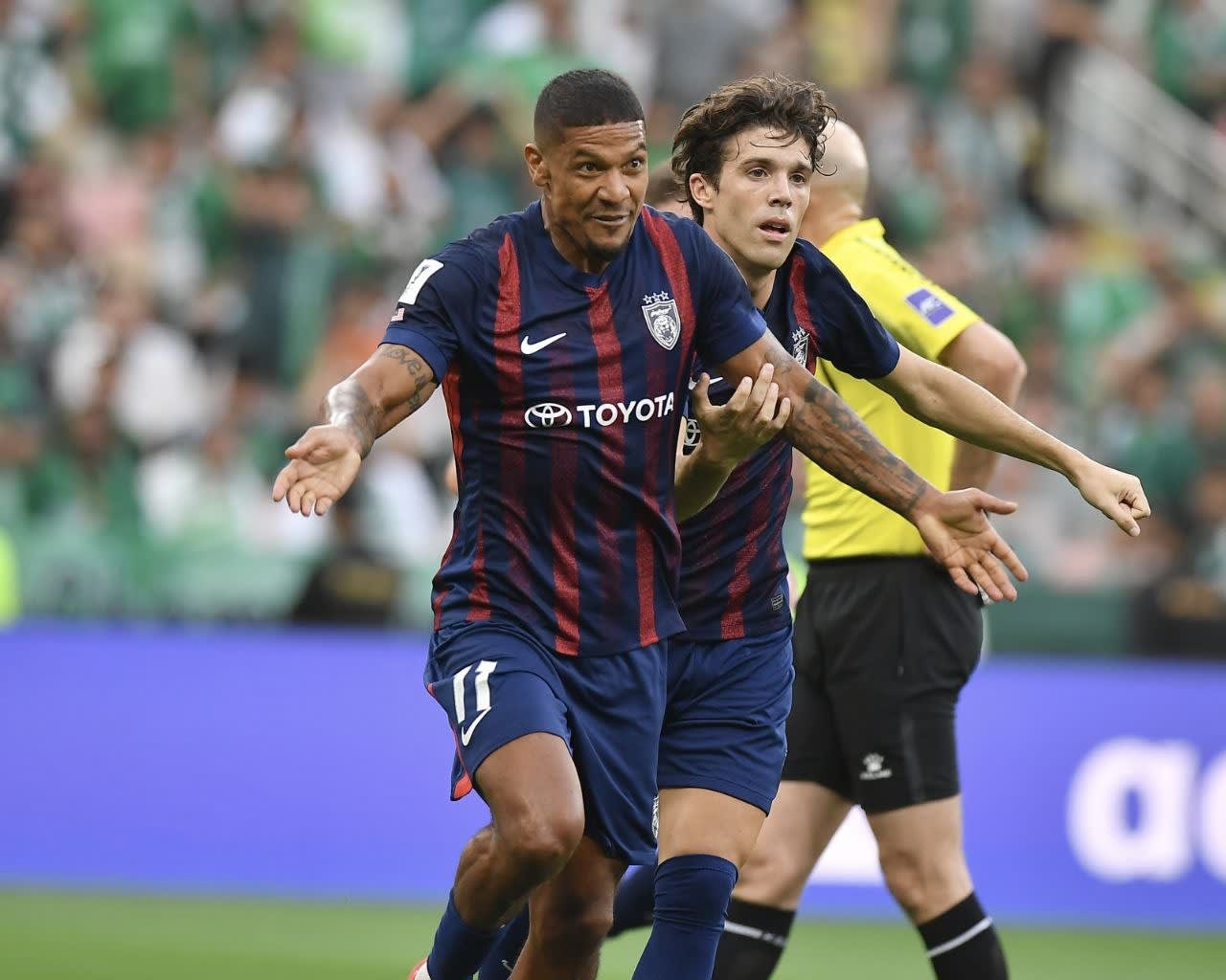 لفتة "إنسانية" من أهلي جدة تجاه لاعب جوهور الذي تعرض لإصابة مروعة