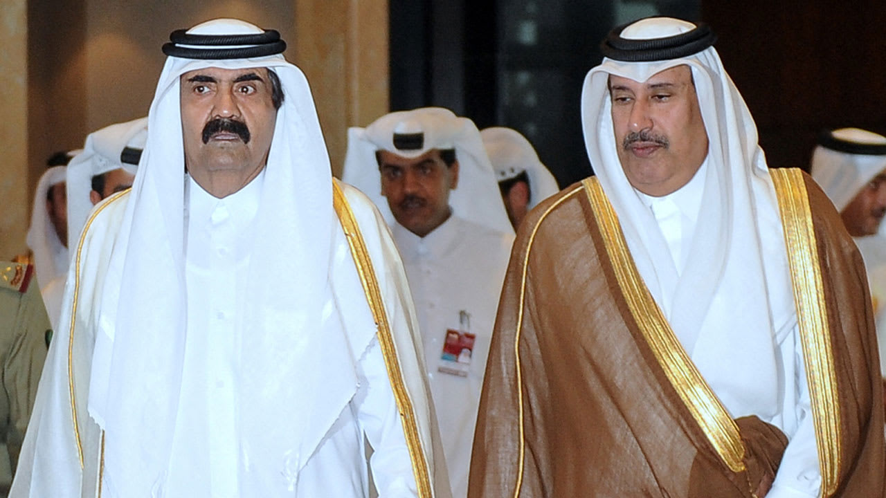 حمد بن جاسم يكشف سبب تسليم أمير قطر الوالد للشيخ تميم عن الحكم