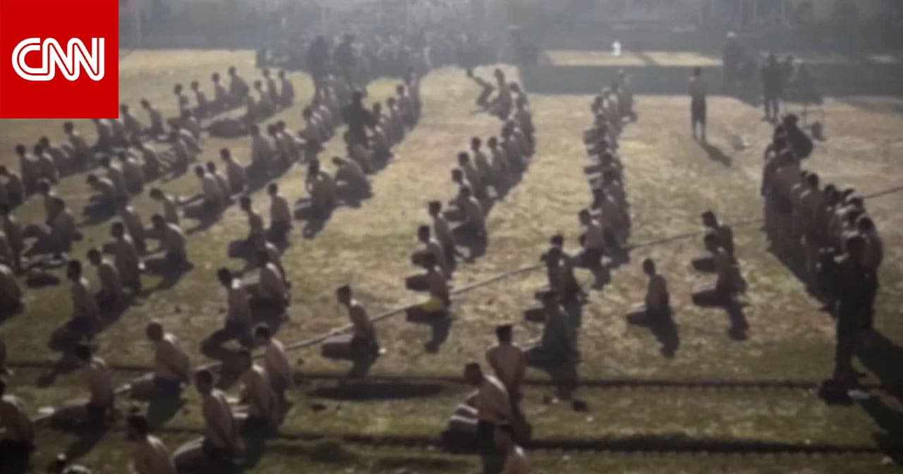 غزة.. فيديو يظهر ما يبدو أنهما طفلين بين رجال جردوا من ملابسهم في ملعب