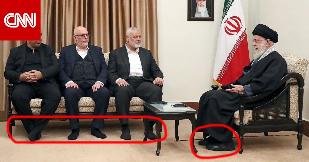 بلا أحذية وخامنئي يرتدي حذاءه.. صورة إسماعيل هنية ووفد حماس بإيران تثير تفاعلا