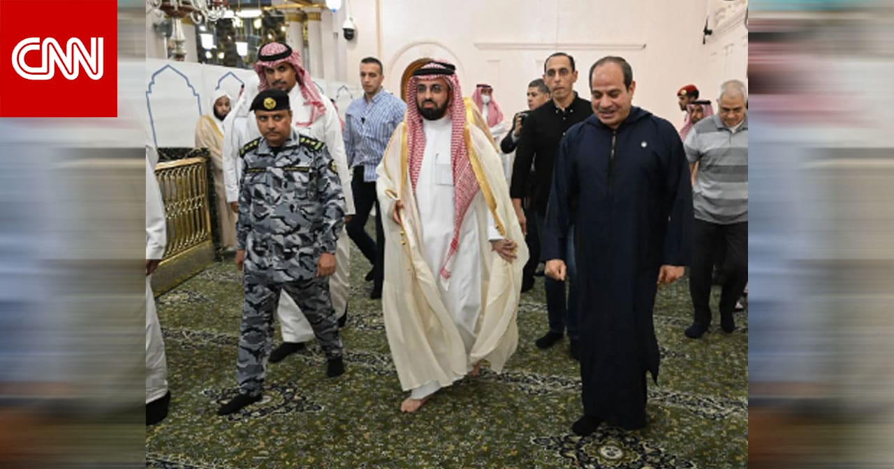 مصر.. جلابية السيسي وأصلها عند وصوله المسجد النبوي تثير تكهنات - CNN  Arabic