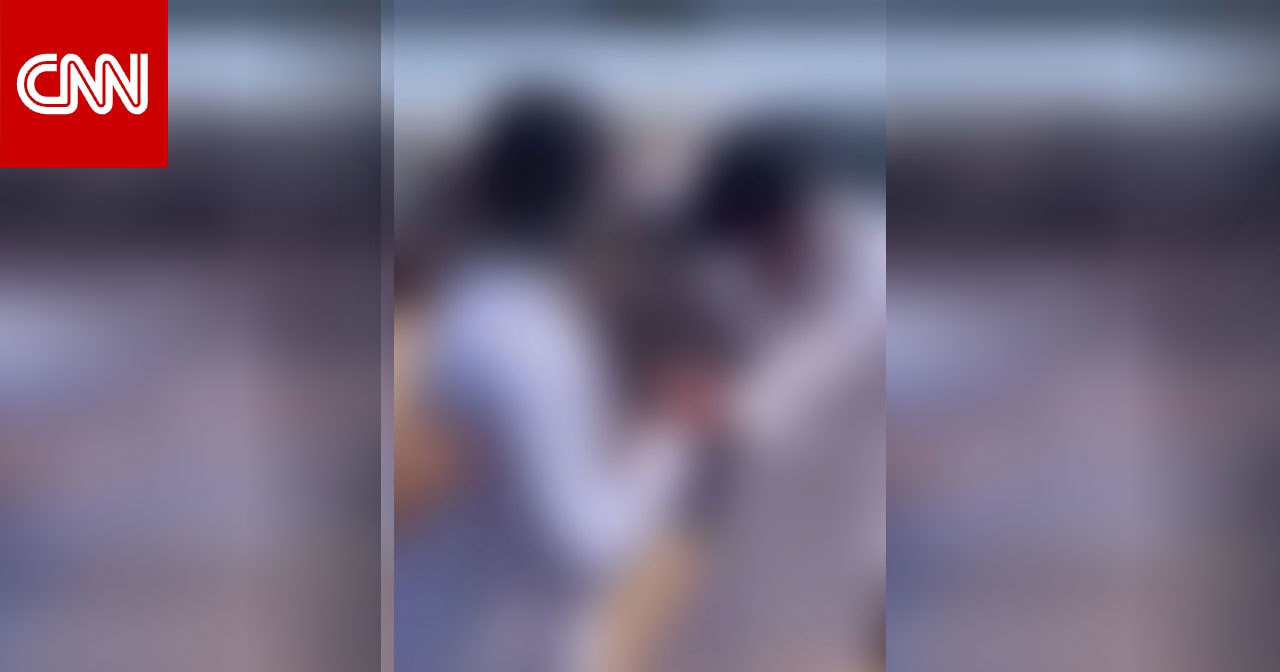 الداخلية السعودية تكشف تفاصيل بعد تداول مقطعي فيديو عن ضرب ومشاجرة بمكان عام