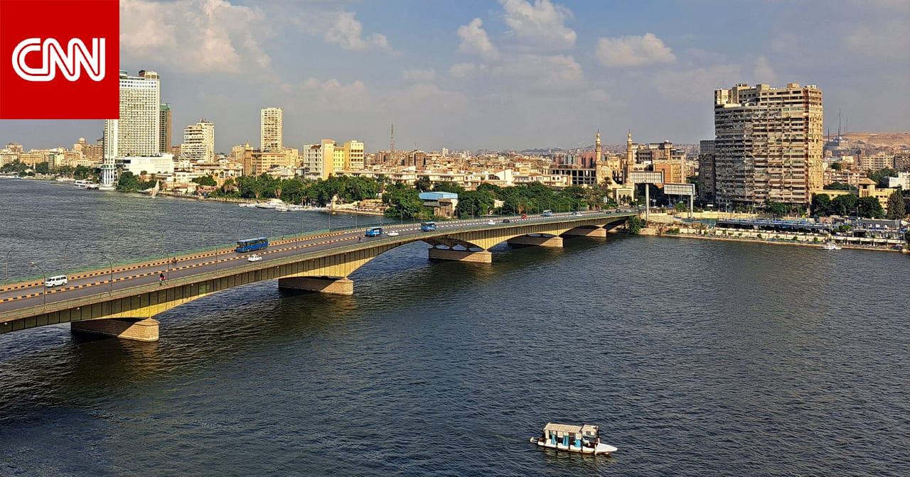 جامعة مصرية تعلق بعد التداول الواسع لفيديو أستاذ يجبر طالباً على السير كالكلب