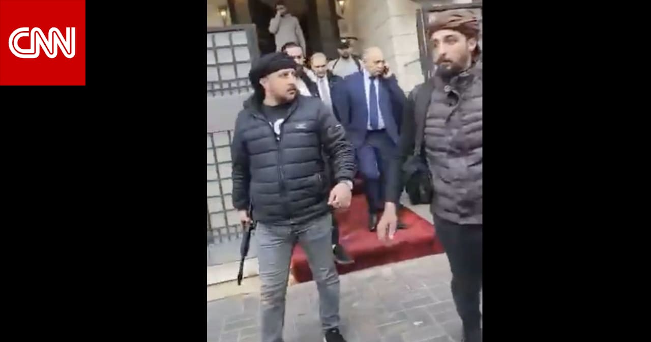 بعد ساعات على خطابه.. فيديو يظهر رئيس الوزراء السوري برفقة مقاتلين بالمعارضة يسير إلى فندق "فور سيزونز"