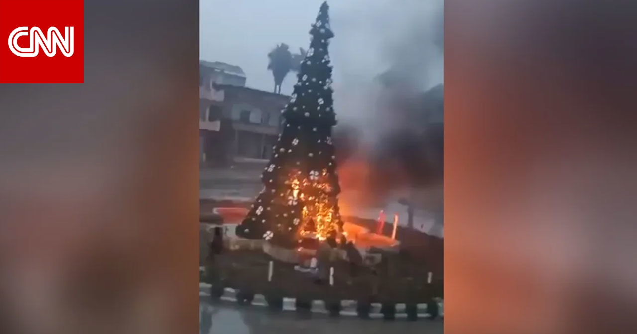 سوريا.. حرق شجرة عيد الميلاد وما قاله مسلح بالفصائل بجانب قساوسة.. إليكم ما حصل
