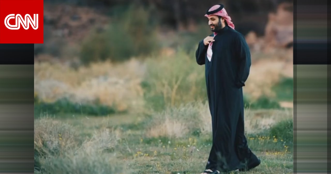 إطلالة محمد بن سلمان بثوب أسود على أرض ربيعية تثير تفاعلا