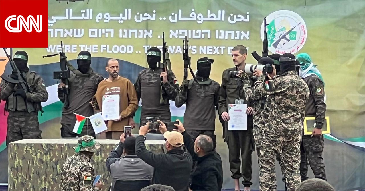 حماس.. لوحة خلف الرهائن لحظة إطلاق سراحهم تثير تفاعلا