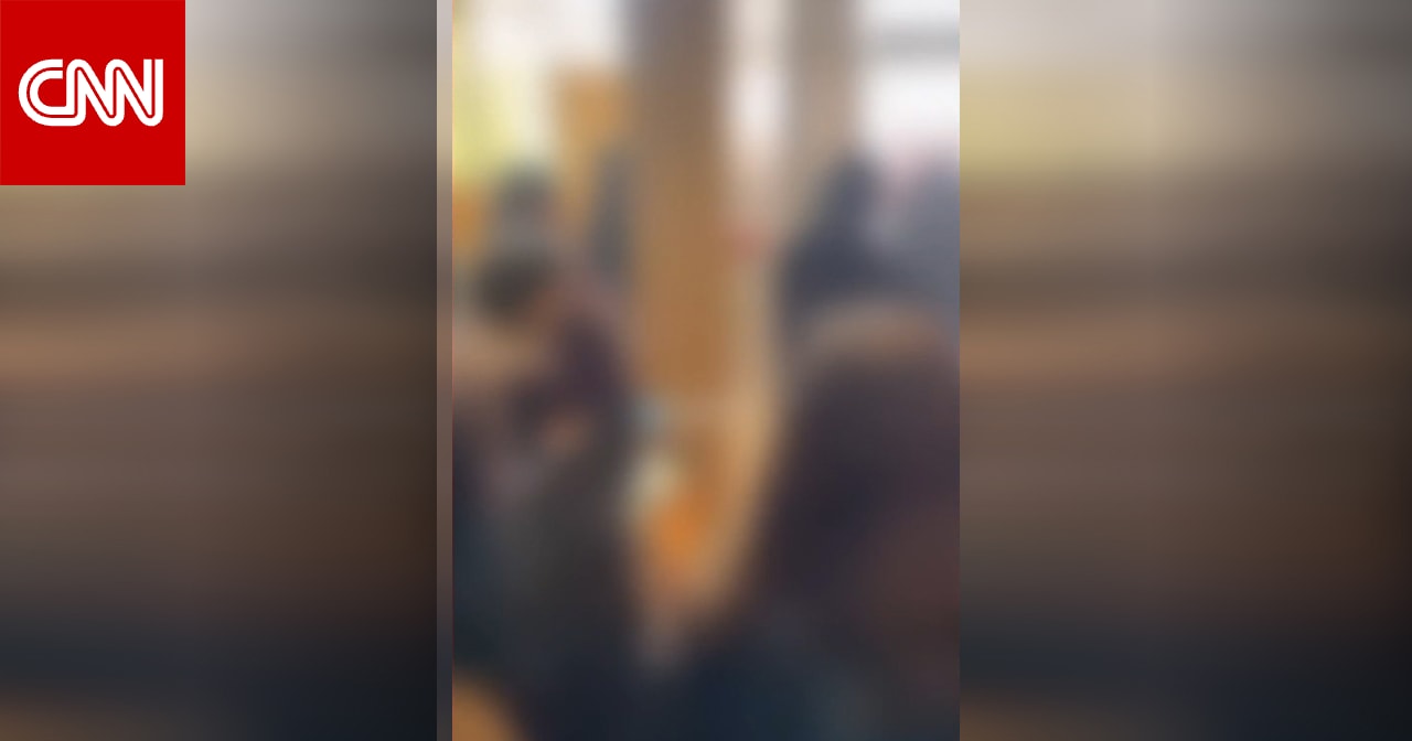 السعودية.. فيديو شخص يشتم امرأة في مطعم يشعل تفاعلا والأمن يرد