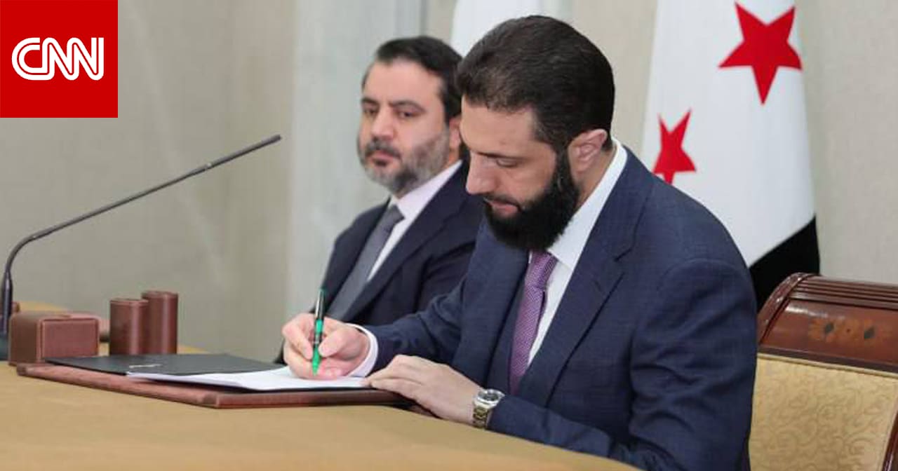 سوريا.. القلم الأخضر بيد أحمد الشرع عند توقيع الإعلان الدستوري يثير تفاعلا