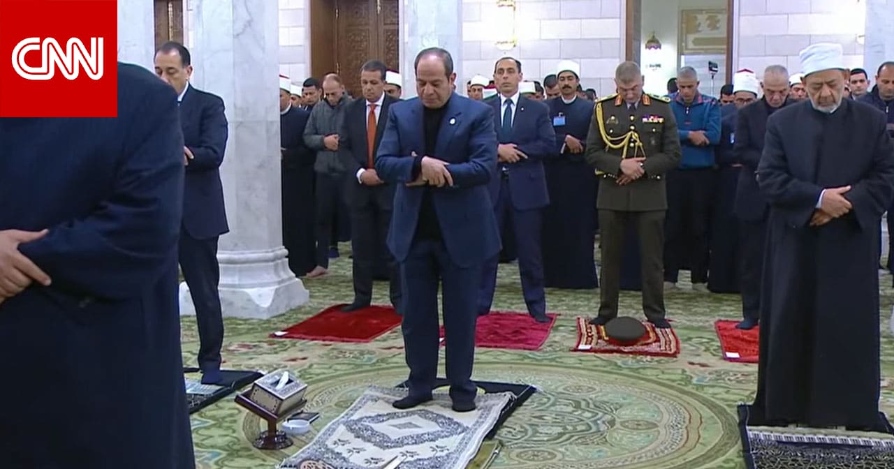 مصر.. السيسي يثير تفاعلا بفيديو صلاة الفجر من مسجد السيدة نفيسة