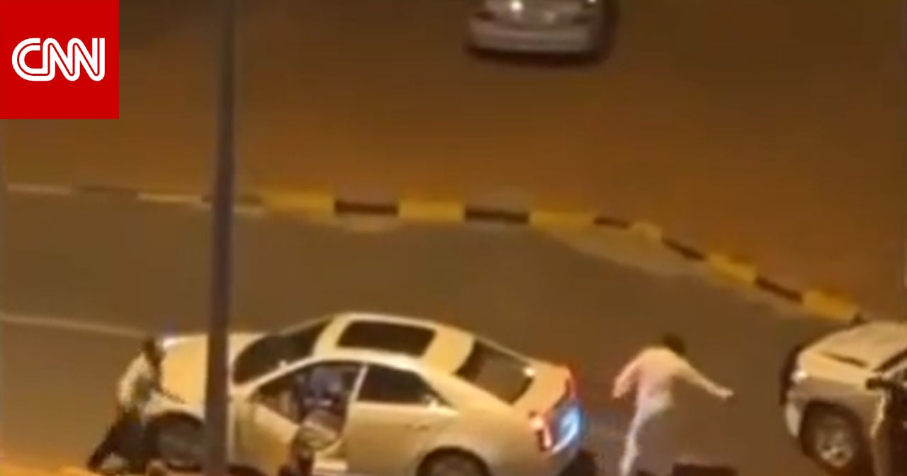 الكويت.. فيديو ردة فعل شخص عند رؤية الشرطة بعد تعديه على آخر