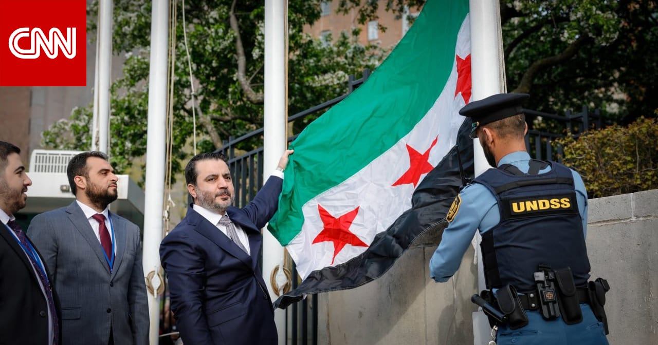 رفع العلم السوري الجديد أمام مقر الأمم المتحدة لأول مرة.. والشيباني: "طوينا صفحة أليمة"