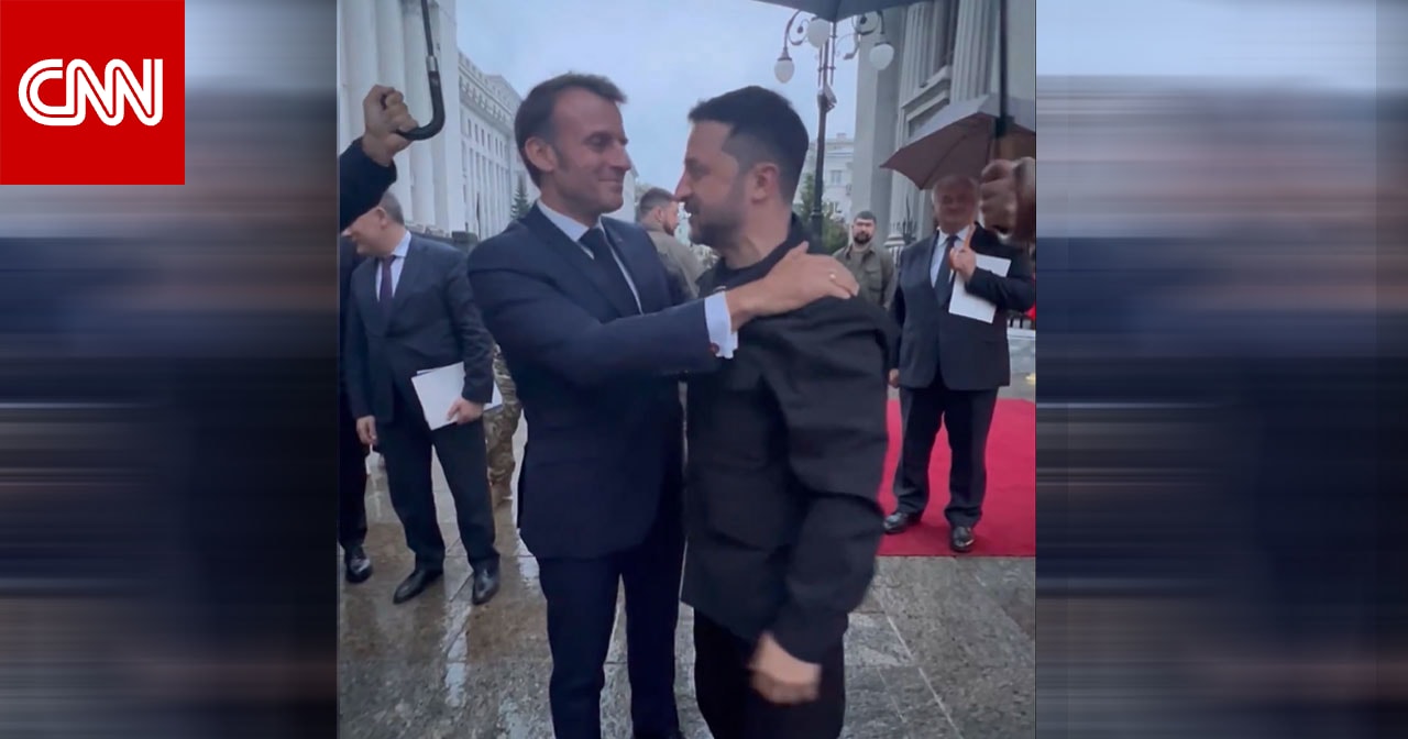 ماكرون يشعل تفاعلا بفيديو عناق زيلينسكي وما قاله بتعليق