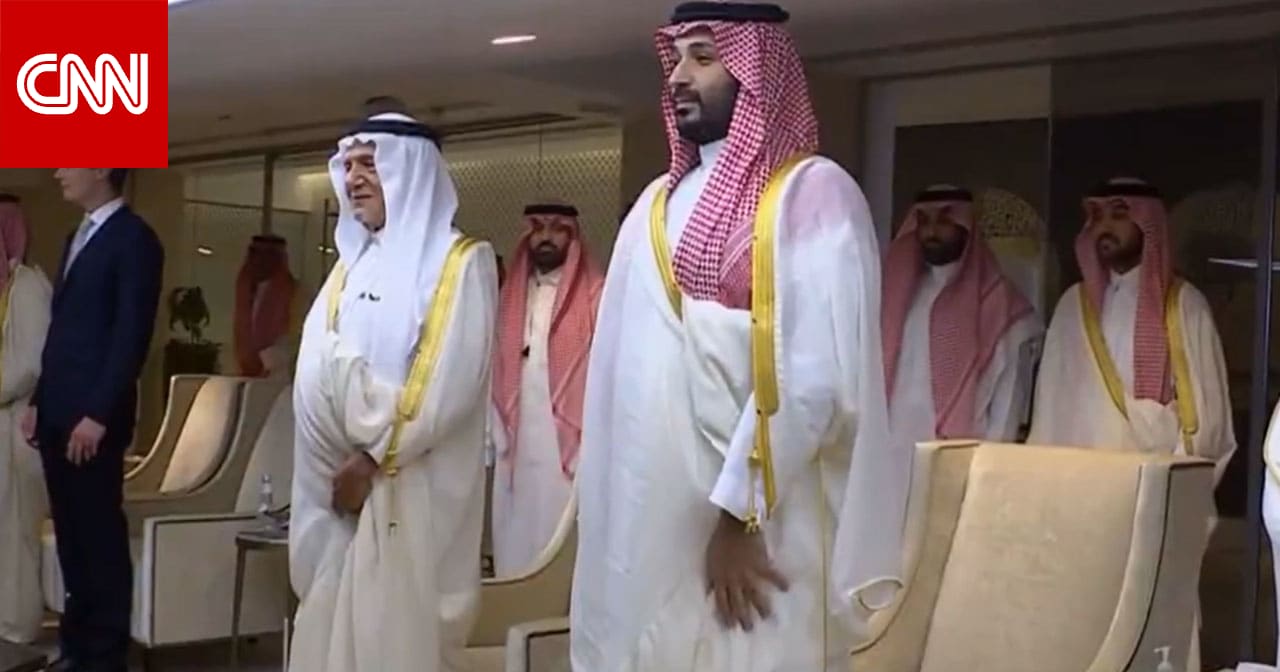 السعودية.. شخص قرب محمد بن سلمان يرتدي بدلة رسمية يثير تكهنات خلال نهائي كأس الملك