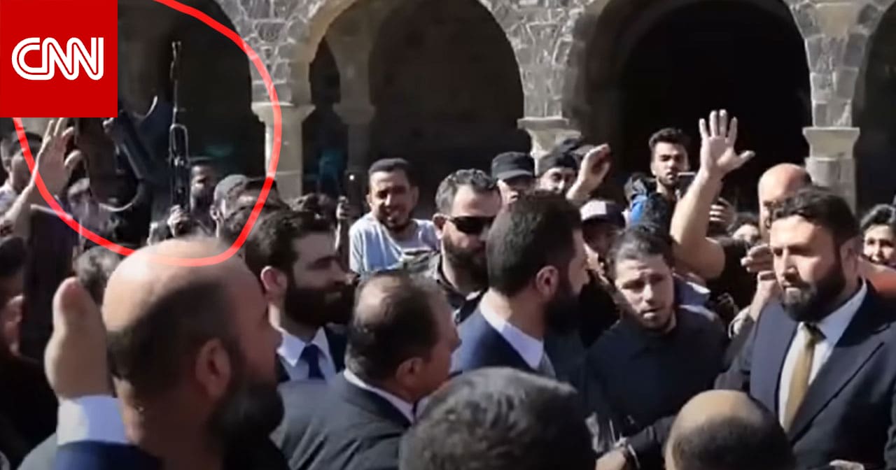 قرب أحمد الشرع.. فيديو هتاف برفع أسلحة رشاشة وحفاوة استقباله بزيارة درعا يثير تفاعلا