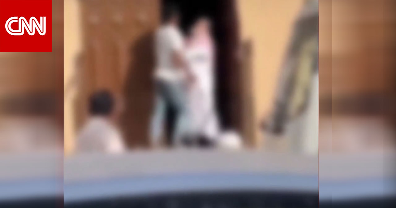 السعودية.. فيديو ضرب ورفع سكين على رجل مُسن أمام باب مسجد يشعل ضجة والأمن يرد