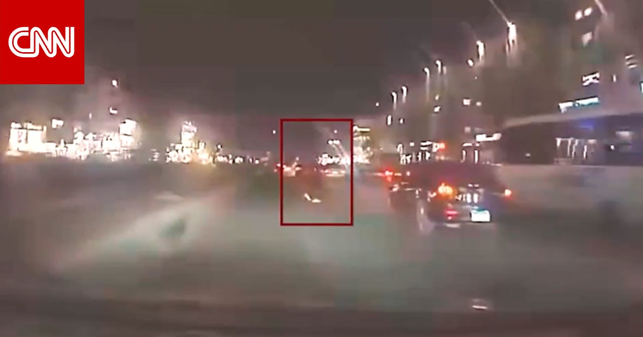 مصر.. فيديو صادم لحظة دهس فتاة في الشارع وما فعله السائق يثير تفاعلا والأمن يرد