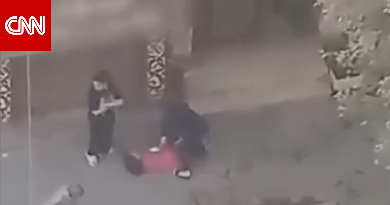 مصر.. فيديو ما فعله رجل بزوجته بالشارع لرغبتها "بترك منزل الزوجية" يشعل تفاعلا