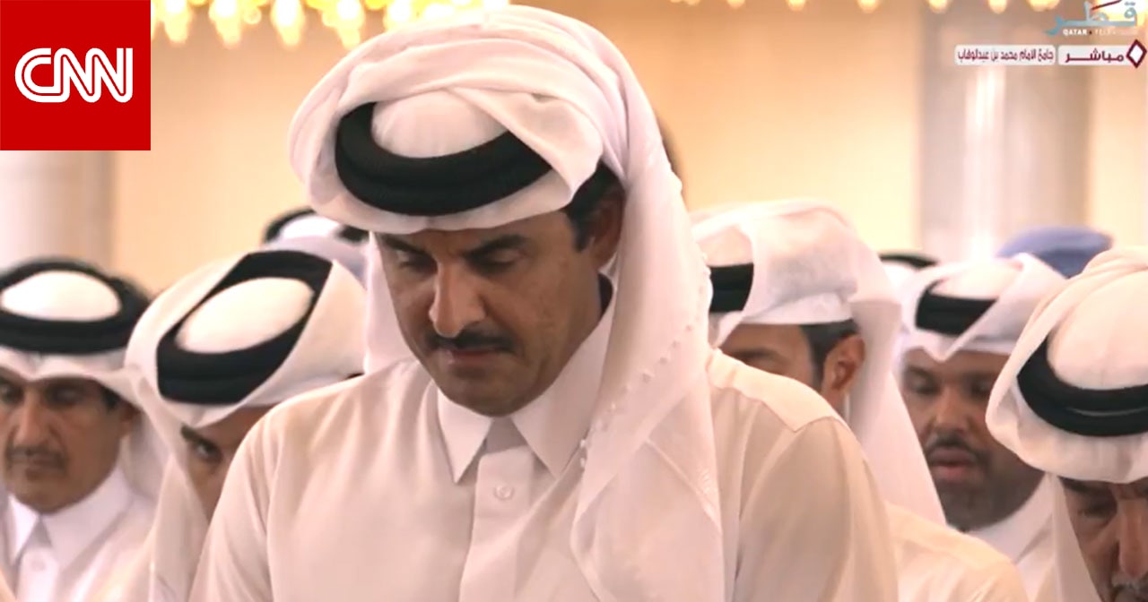 أمير قطر يثير تفاعلا بلقطات مع نجل ووالد رجل الأمن الدوسري بصلاة الجنازة ودفن قتلى الضربة الإسرائيلية
