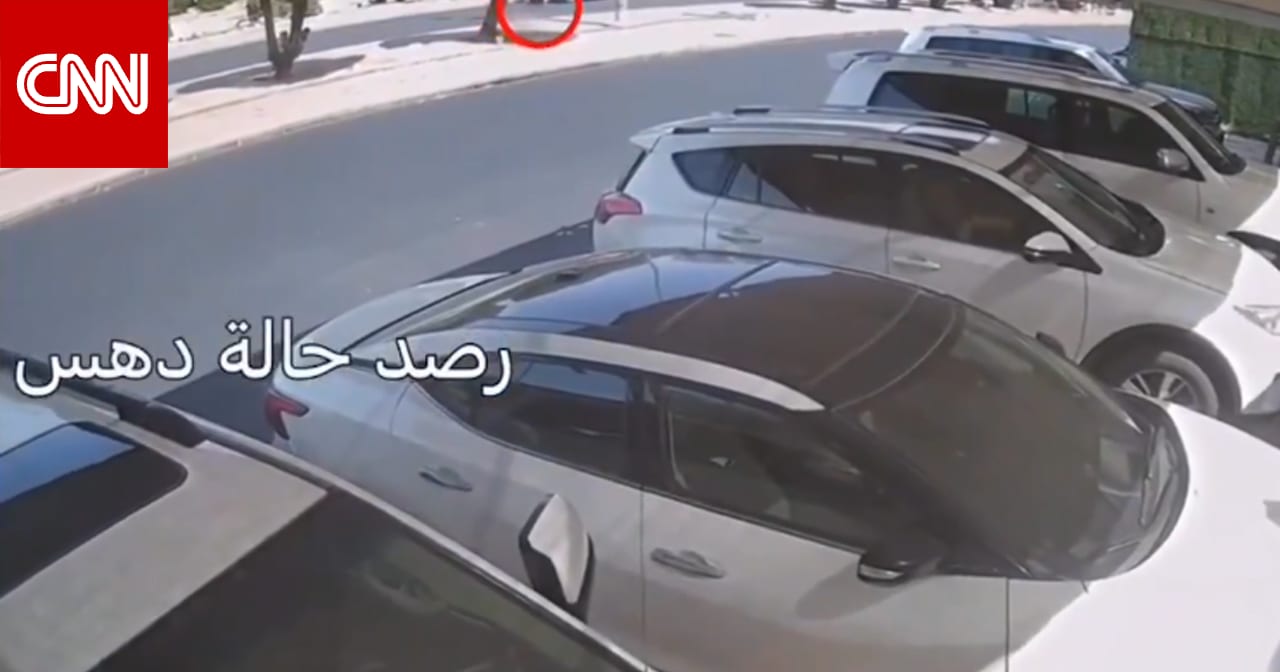 الكويت.. فيديو مروع لموت شخص دهسا وفرار السائق من الموقع قبل ضبطه
