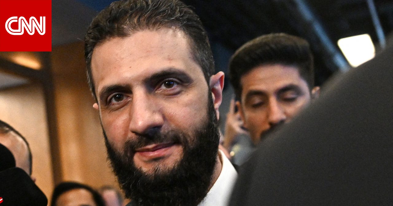 سوريا.. فيديو كيف جلس الشرع وحيدا لصلاة الفجر قبل انتباه المصلين له يثير تفاعلا