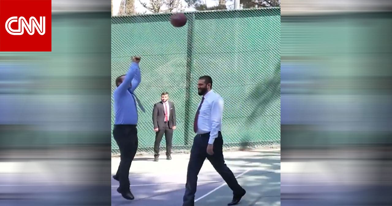 سوريا.. أحمد الشرع يشعل ضجة بفيديو مع قائد عسكري أمريكي يلعبان كرة السلة