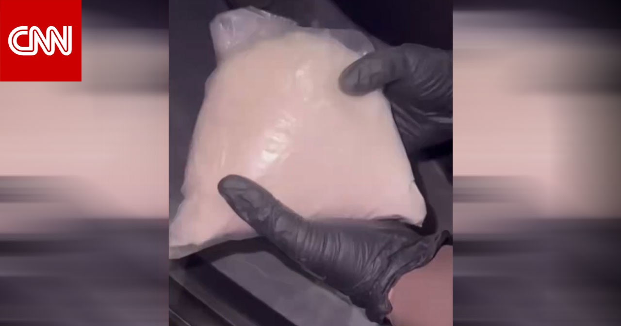 الداخلية السعودية تنشر فيديو أين خبأ مقيمان كيسا من مخدر "الشبو" بسيارتهما