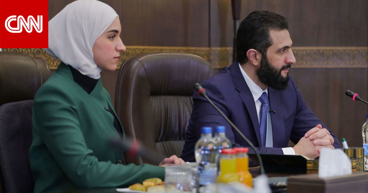 سوريا.. حركة من أحمد الشرع مع زوجته لطيفة الدروبي تشعل تفاعلا بلقاء رسمي