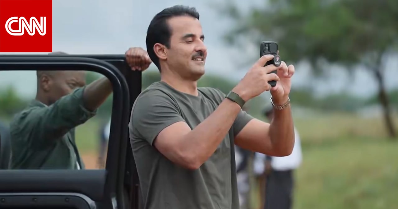 فيديو يظهر الهاتف الذي يستخدمه أمير قطر خلال رحلة إلى رواندا