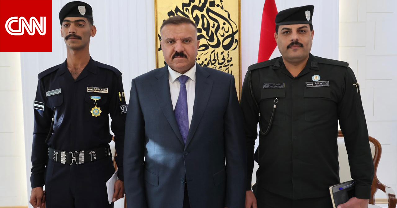 العراق.. وزير الداخلية يكرم شرطيا أمسك بحيوان مفترس اقتحم مبنى حكوميًا