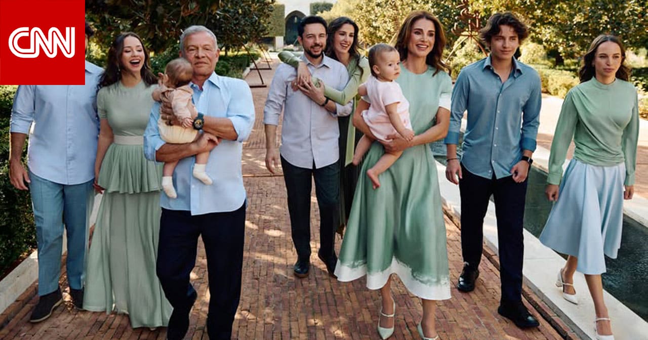 الأردن.. الأميرة رجوة الحسين تحضن ولي العهد بصورة الملك والعائلة تنشرها الملكة رانيا العبدالله