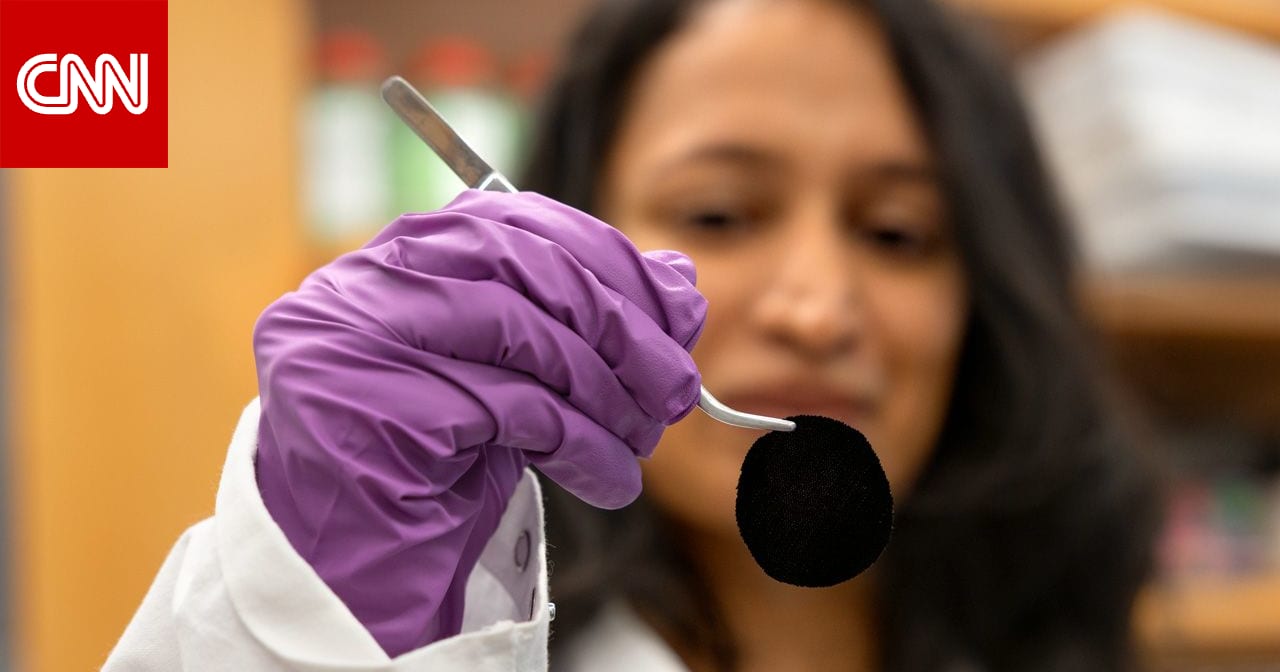 كأنك تنظر إلى "ثقب أسود".. قد يكون هذا القماش أكثر مادة فائقة السواد على الإطلاق 