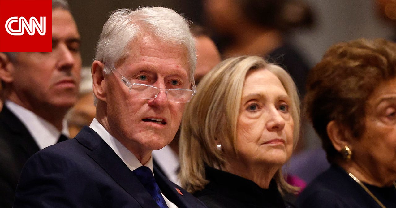 مسؤول أمريكي ينشر صورة بيل كلينتون بحوض استحمام ساخن مع إحدى ضحايا إبستين