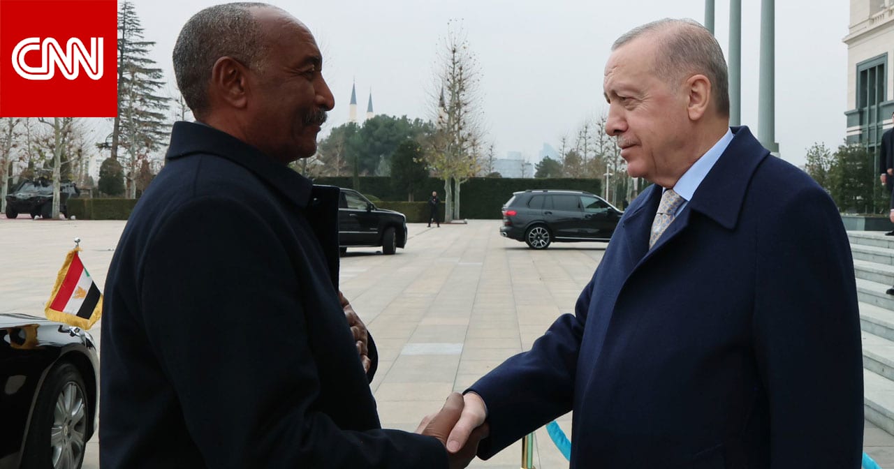 السودان.. فيديو تحية مختلفة من البرهان لرئيس استخبارات تركيا وكلمات عربية بحديث مع أردوغان