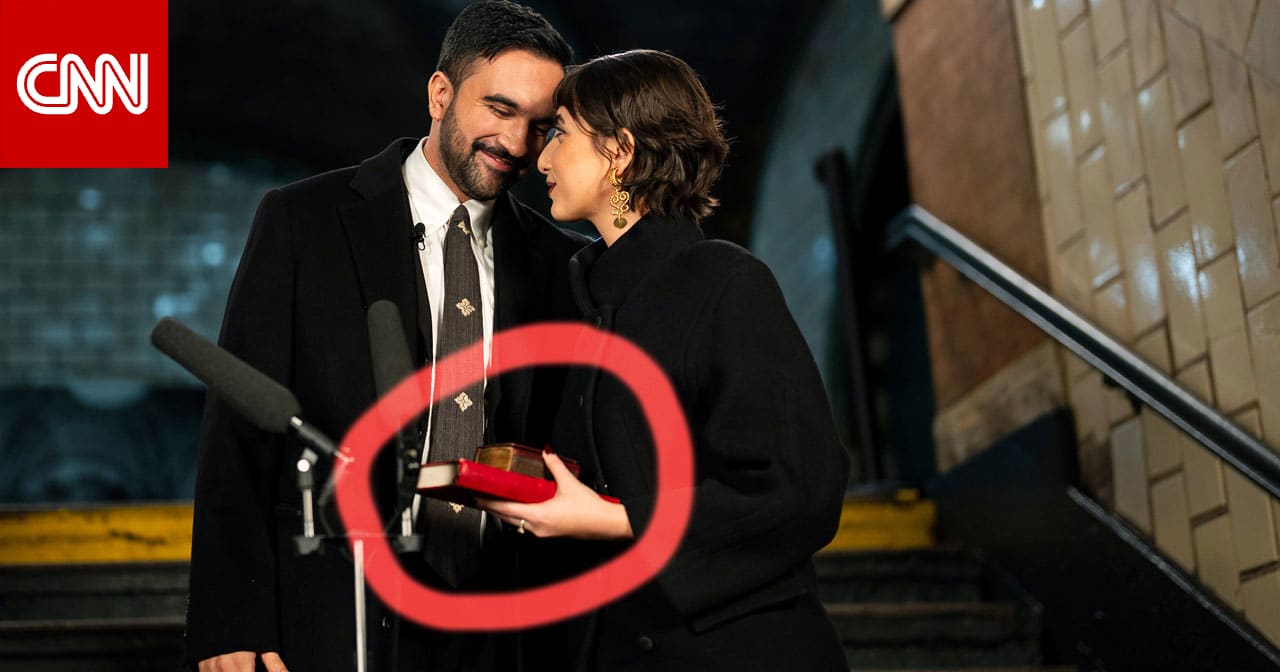 نسختا قرآن كانتا تحت يد ممداني بأداء القسم كأول عمدة مسلم لمدينة نيويورك