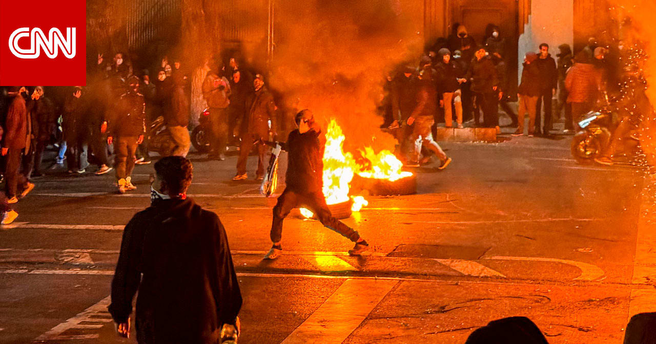 مظاهرات إيران.. مسجد يحترق وألعاب نارية فوق طهران ومتظاهرون يهتفون "الموت للديكتاتور"