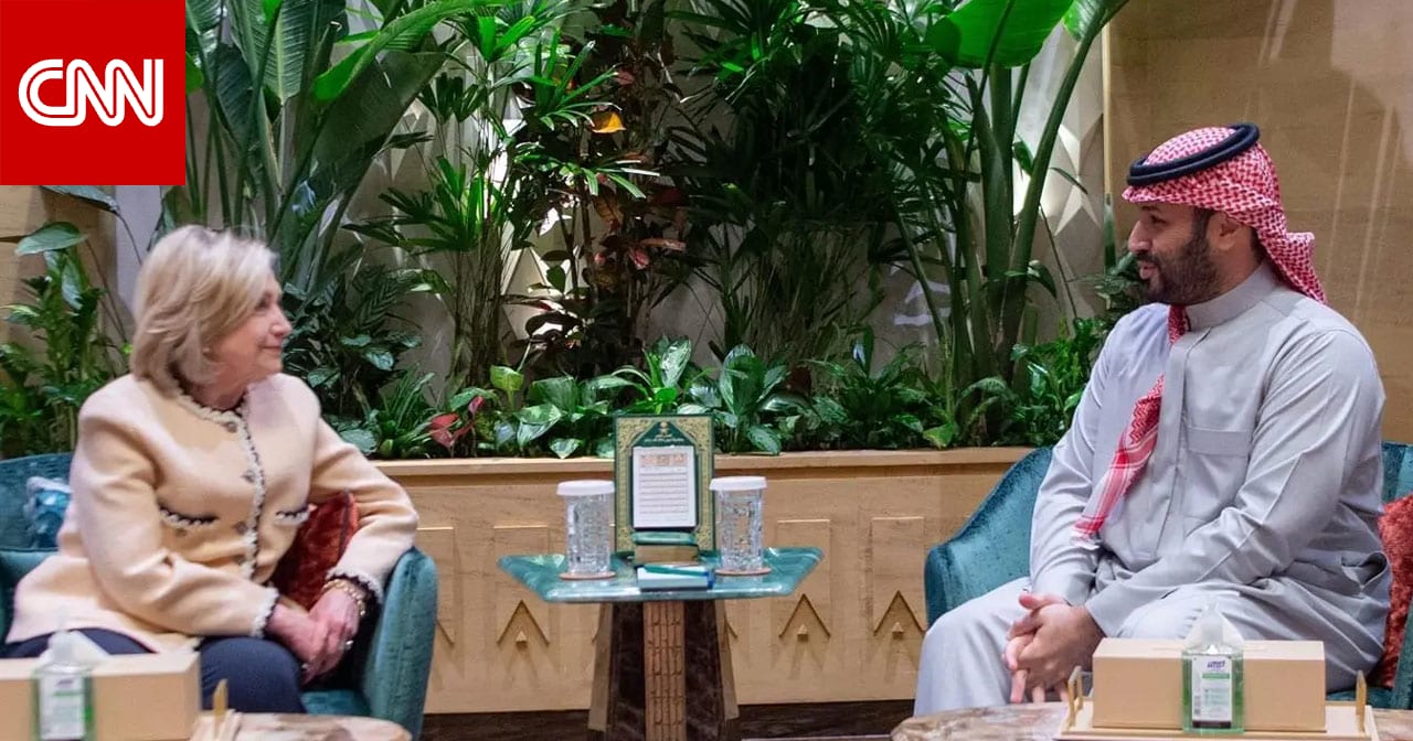 "تبادلا الأحاديث الودية".. محمد بن سلمان يستقبل هيلاري كلينتون بقصر اليمامة في السعودية 