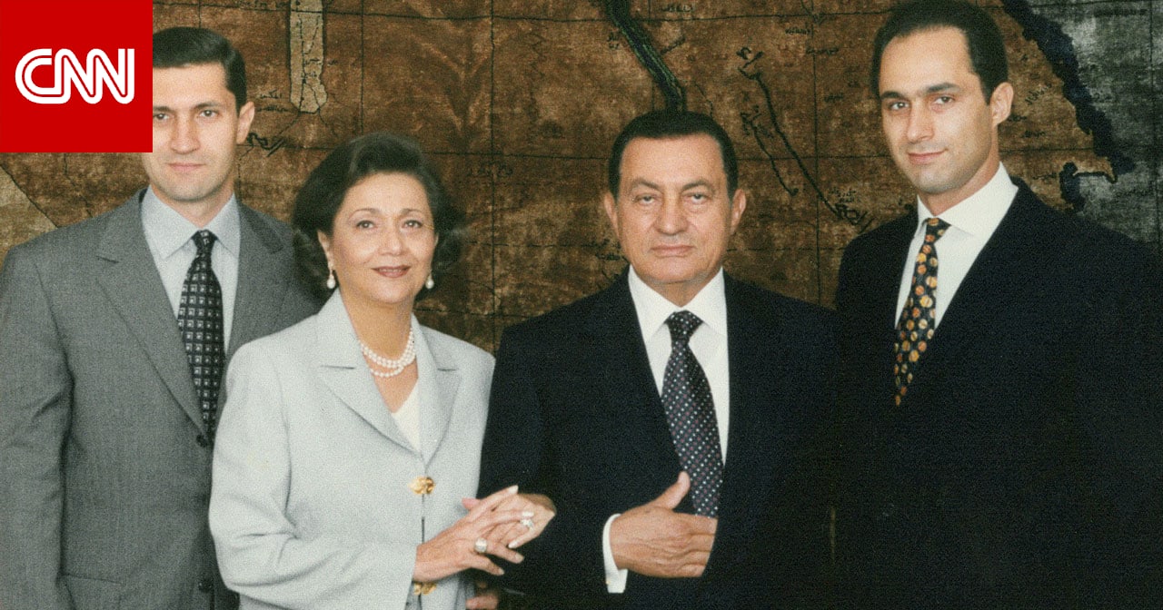 بذكرى وفاة مبارك.. تدوينة "نحن مدينون لكم بالاعتذار" يرد عليها علاء مع تداول صور برفقة شقيقه جمال