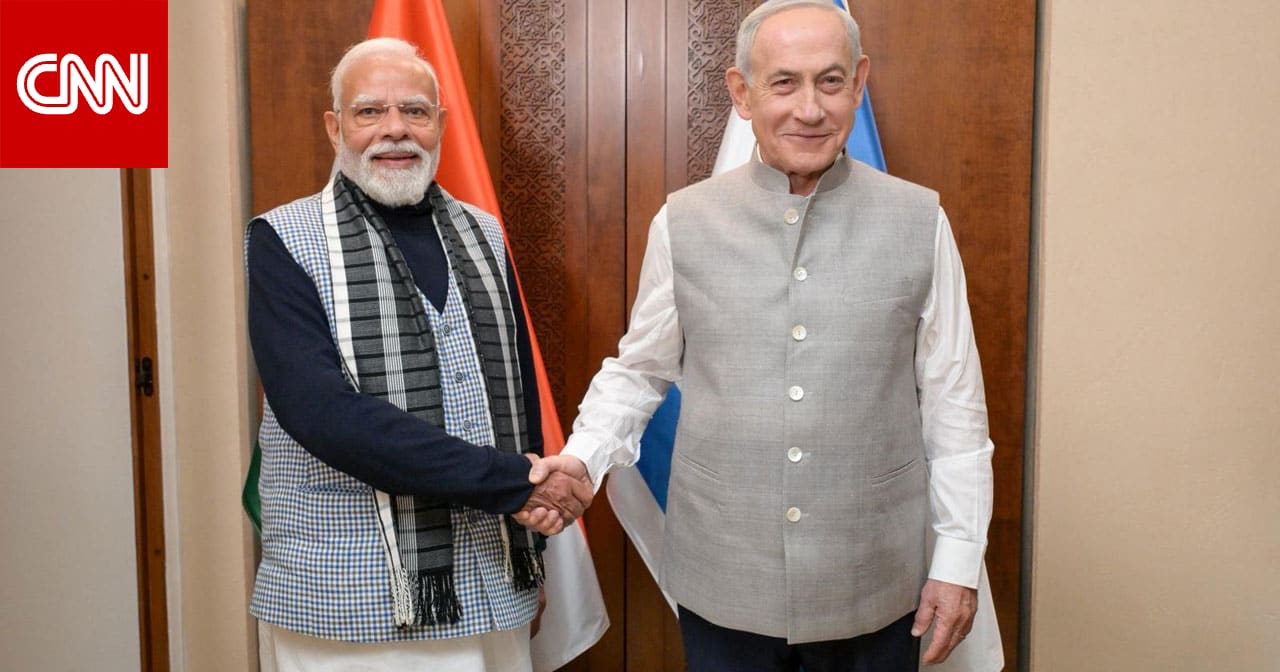 صور.. نتنياهو يكسر البروتوكول بارتداء زي هندي خلال استقبال مودي