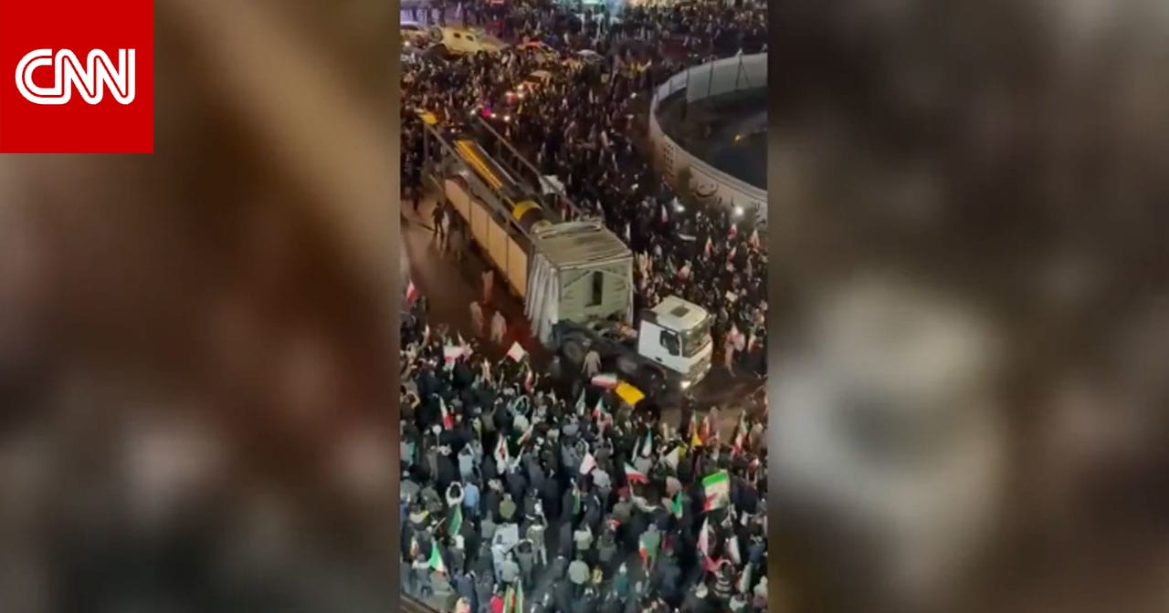 صورة.. إيران تعرض صاروخ خرمشهر 4 أمام حشود