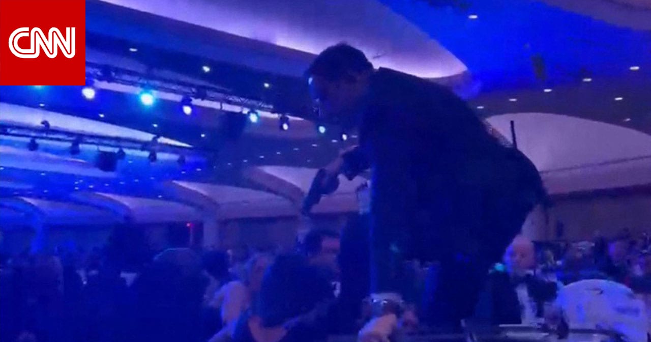 عاجل ... تحديث مباشر.. إخلاء ترامب خلال حفل عشاء مراسلي البيت الأبيض وفيديو محاولة المسلح الاقتحام وأول تعليق للرئيس 