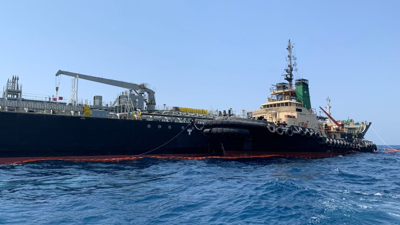 إيران تستعرض السفينة الحربية "مكران" بمناورات "اقتدار - 99" في خليج عمان