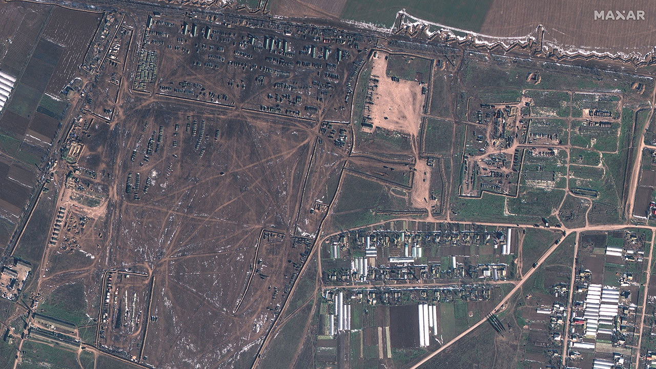 قصف هائل.. كاميرا ترصد ما يُزعم أنها غارة روسية على موقع بأوكرانيا