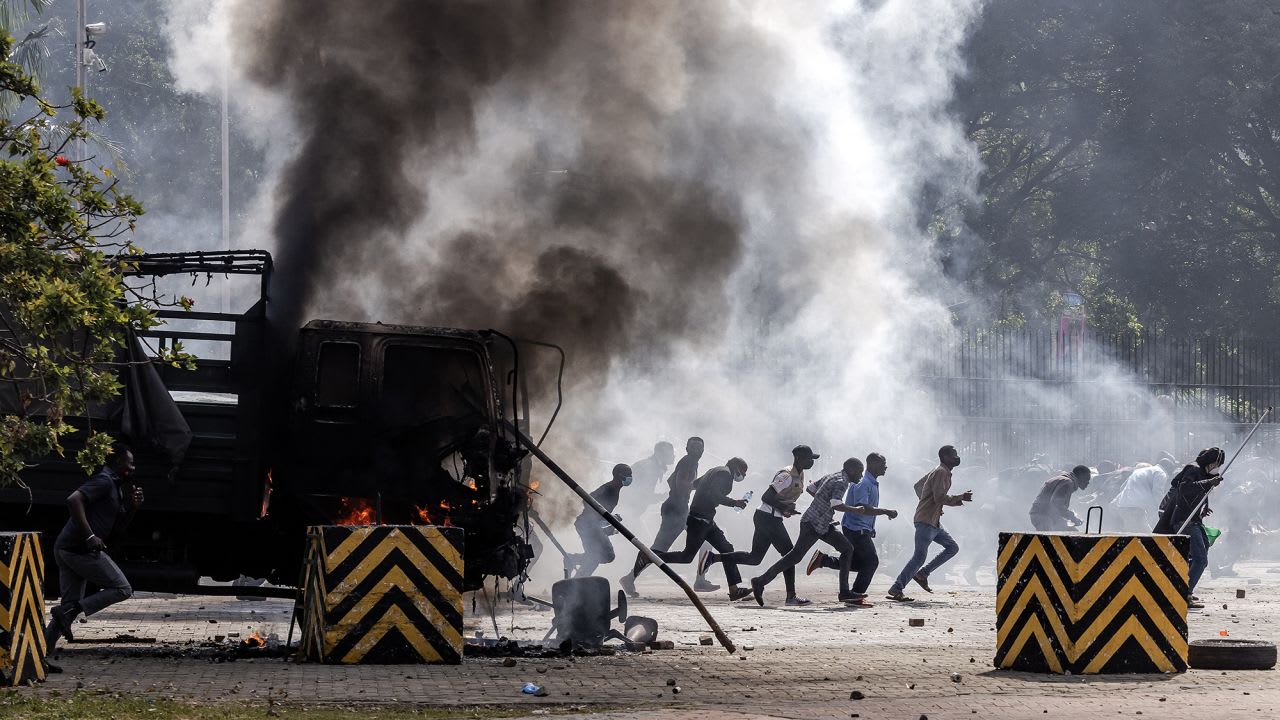 بعد قانون مثير للجدل.. شاهد لحظة اقتحام متظاهرين غاضبين لبرلمان نيروبي