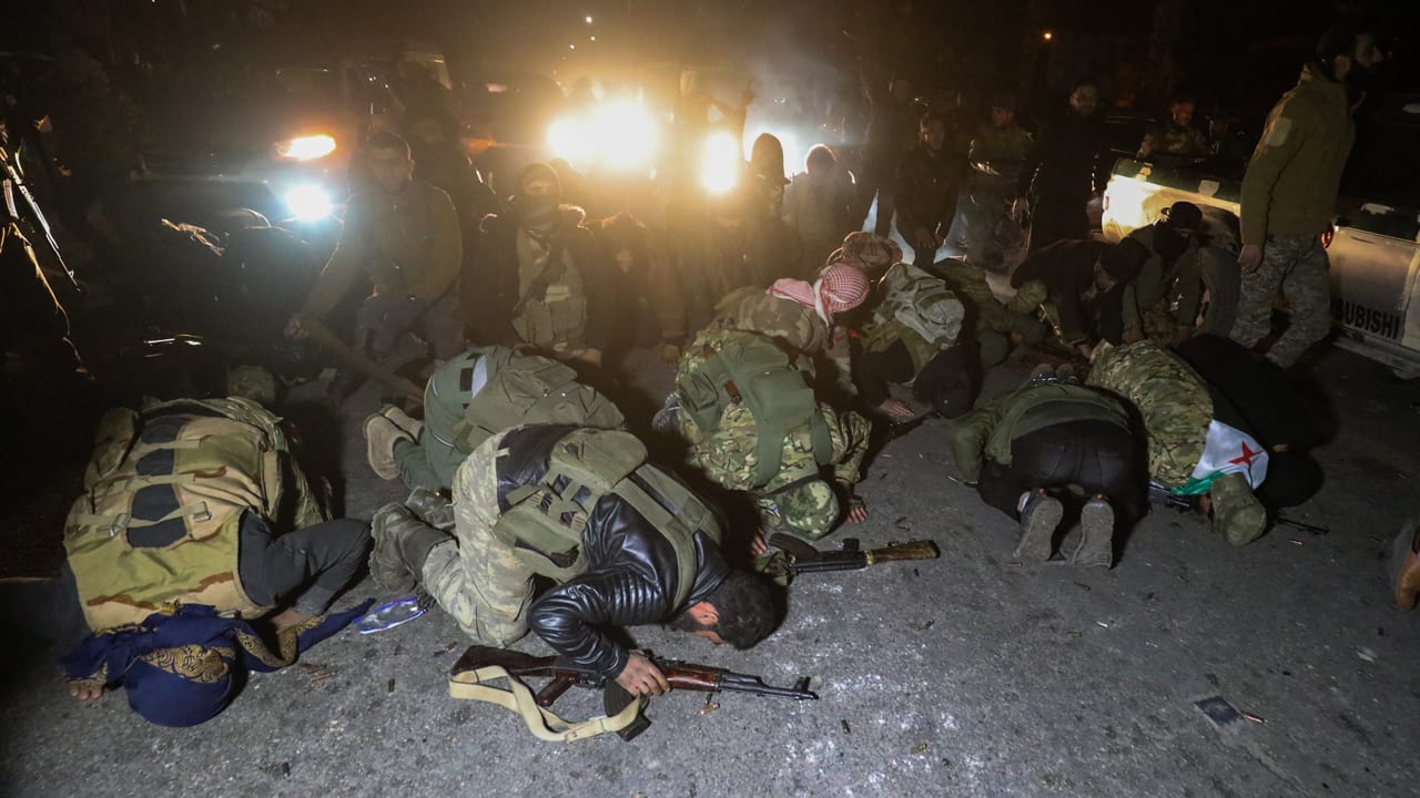 المعارضة السورية المسلحة تعلن "تحرير" دمشق و"فرار" الأسد.. فيديو يرصد الاحتفالات