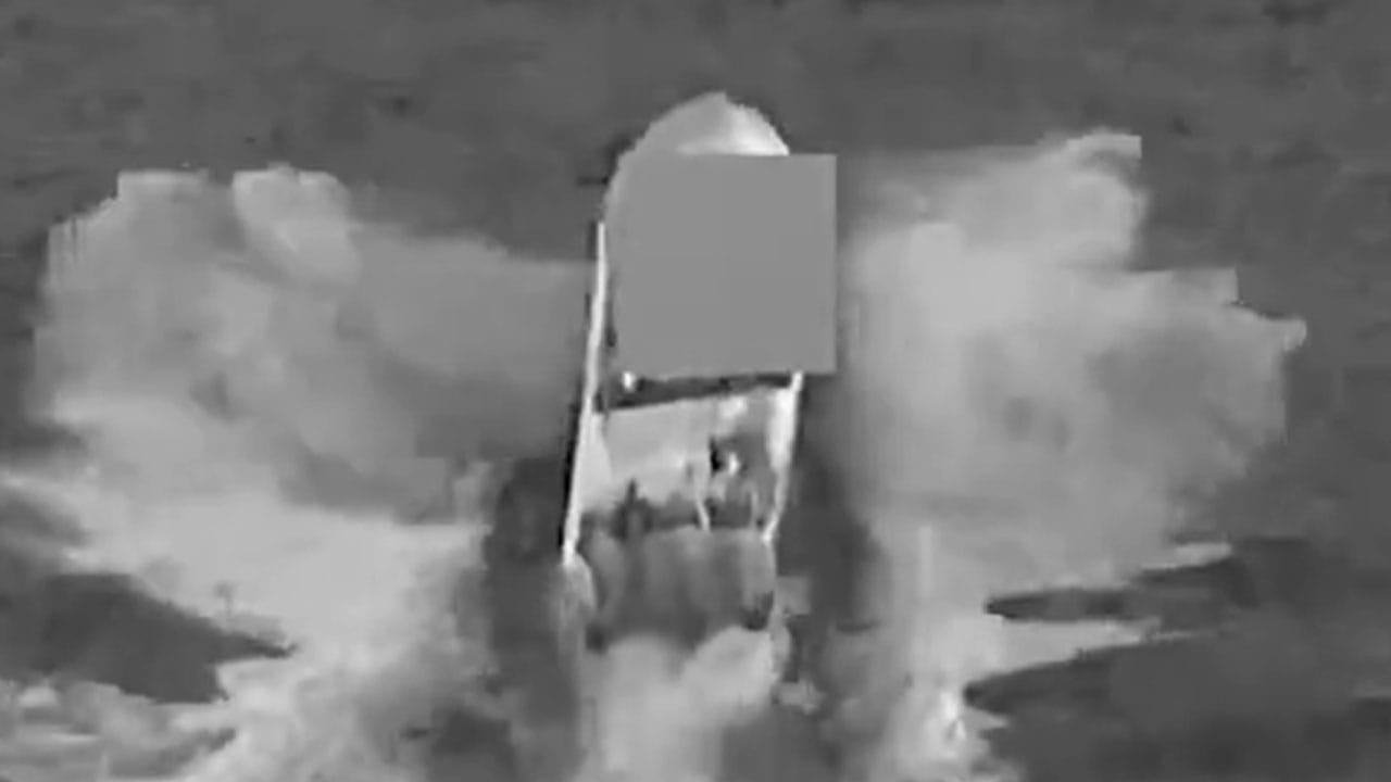 فيديو يظهر لحظة تدمير الجيش الأمريكي قارب مخدرات مزعوم في المحيط